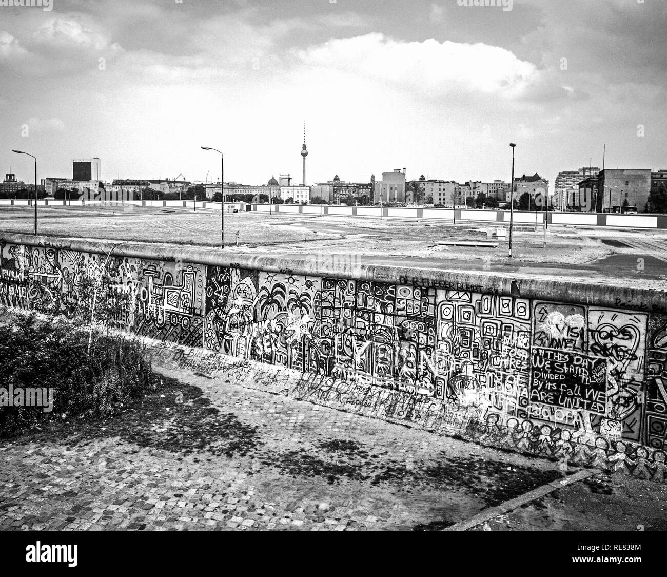 August 1986, Berliner Mauergraffitis am Potsdamer Platz mit Blick auf den Leipziger Platz, Todesstreifen, Niemandsland, West-Berlin, Deutschland, Europa, Stockfoto