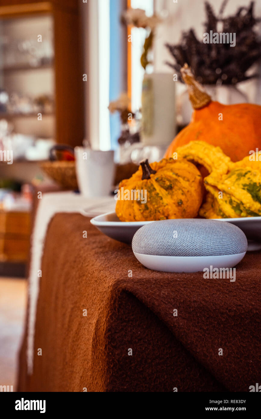 Ai Lautsprecher Konzept in der häuslichen Umgebung Stockfoto