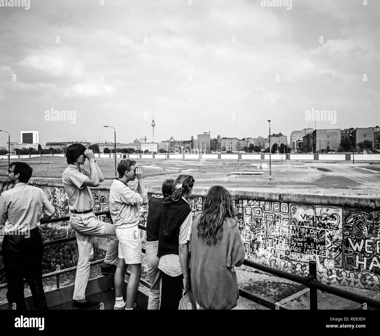 August 1986 Potsdamer Platz Aussichtsplattform, die Menschen über die Berliner Mauer zu Leipziger Platz suchen, West Berlin, Deutschland, Europa, Stockfoto