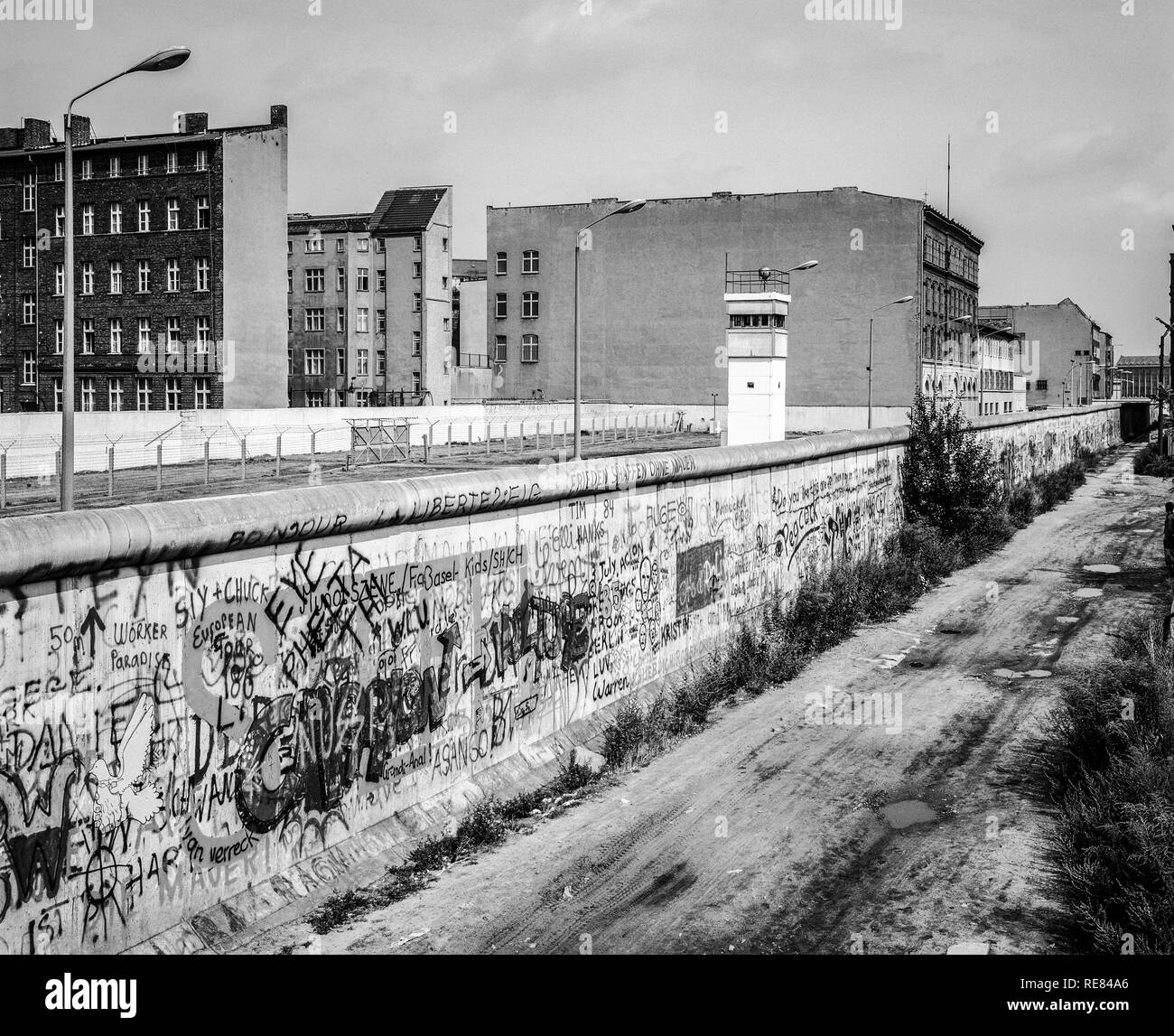 August 1986, graffitis an der Berliner Mauer, Ost-berlin Wachturm, Todesstreifen, Zimmerstraße Straße, Kreuzberg, Berlin, Deutschland, Europa, Stockfoto