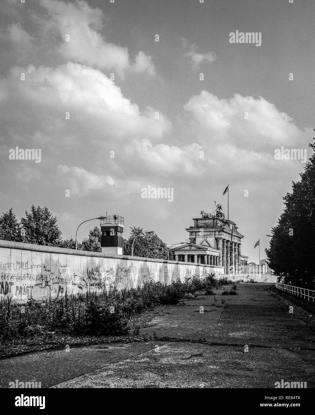August 1986, Berliner Mauer und Ost-berlin Wachturm neben dem Brandenburger Tor, Berlin, Deutschland, Europa, Stockfoto