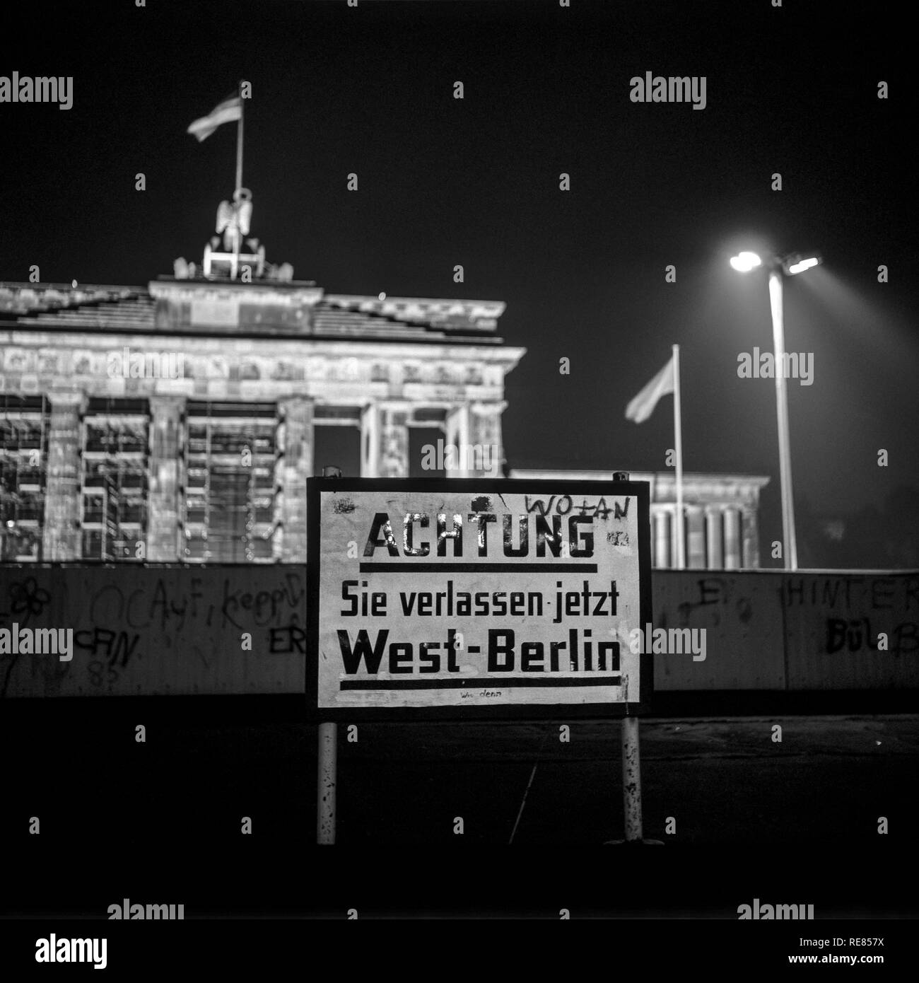 August 1986, West-berlin Warnschild vor der Berliner Mauer, das Brandenburger Tor in der Nacht im Osten Berlin, Berlin, Deutschland, Europa, Stockfoto
