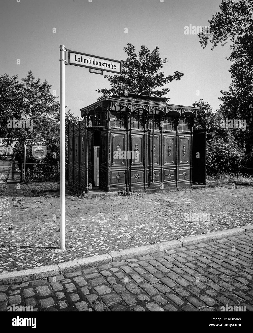 August 1986, alte Öffentliche WC 1899, Lohmühlenstrasse street sign, Treptow, Berlin, Deutschland, Europa, Stockfoto