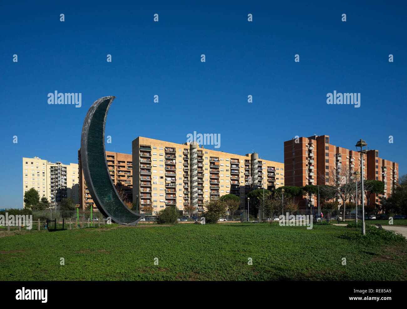 Rom, Italien, 29.11.2018: Blick auf die Gebäude der via Romolo Balzani vom Park der "Villa de sanctis", auf der linken die Glas Skulptur "La Luna" Stockfoto