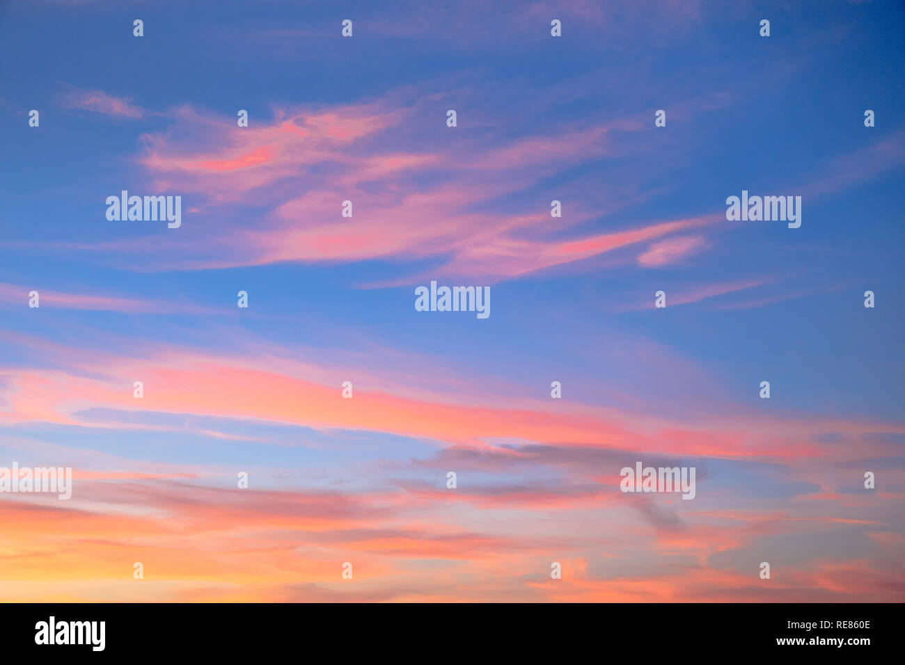 Schönen Sonnenuntergang Hintergrund über die flache Landschaft in den Niederlanden Stockfoto