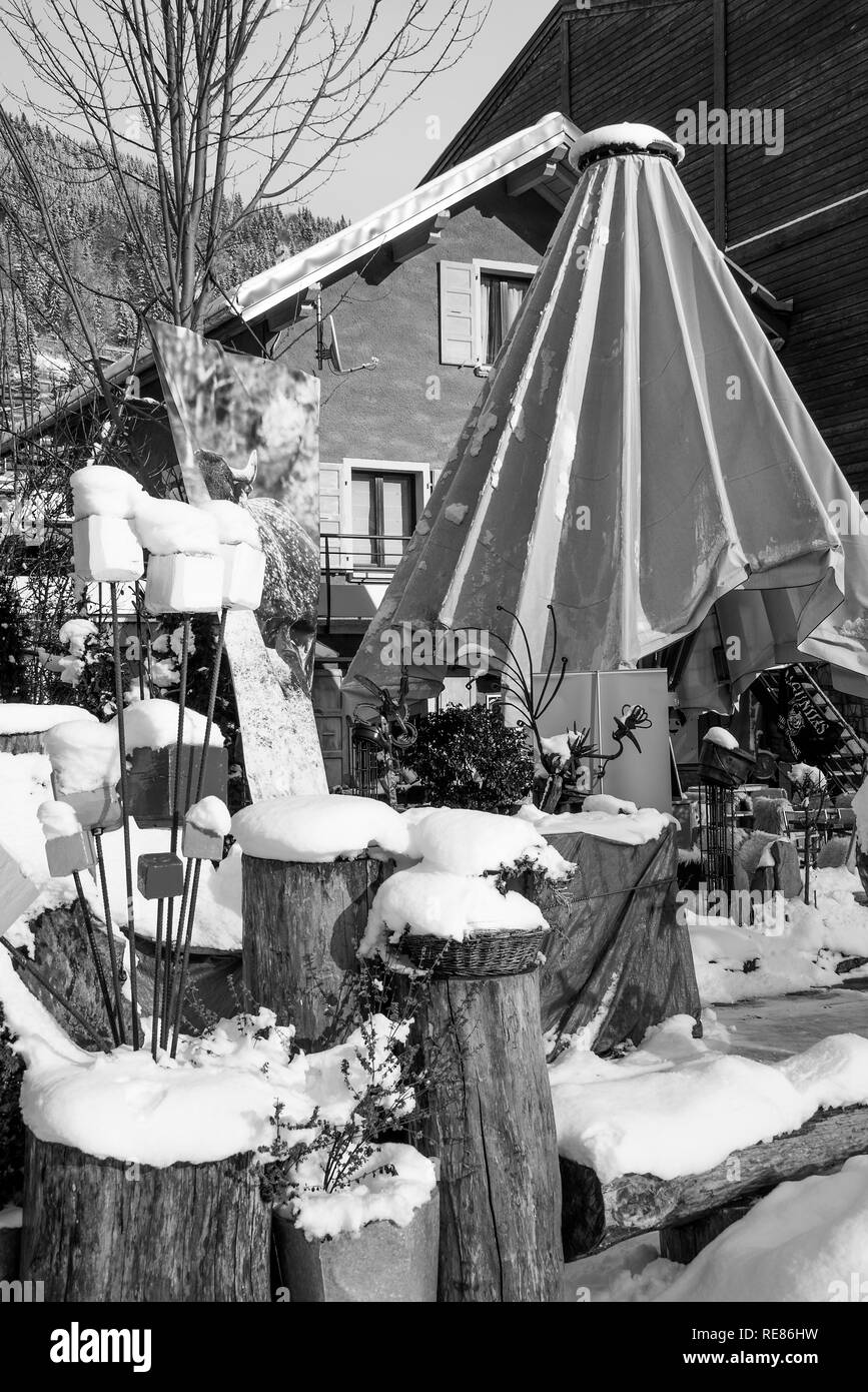 Die reizende Le Coup De Coeur Wein Bar und Restaurant im Zentrum von Morzine mit Schnee im Winter Haute Savoie Portes du Soleil Frankreich Stockfoto