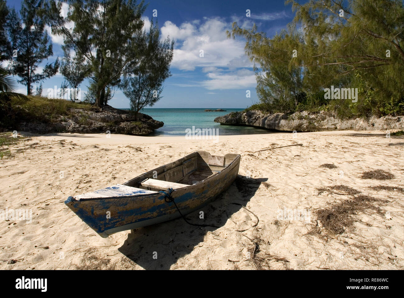 Cat Island, Bahamas. In den Strand von Osten (Atlantik) Bereich Pine Bay, Cat Island Boad. Stockfoto