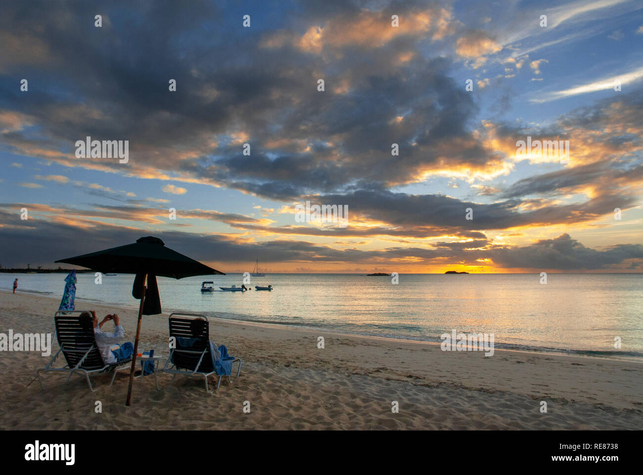 Hängematten am Strand. Cat Island, Bahamas. Hotel Fernandez Bay Village Resort. Stockfoto