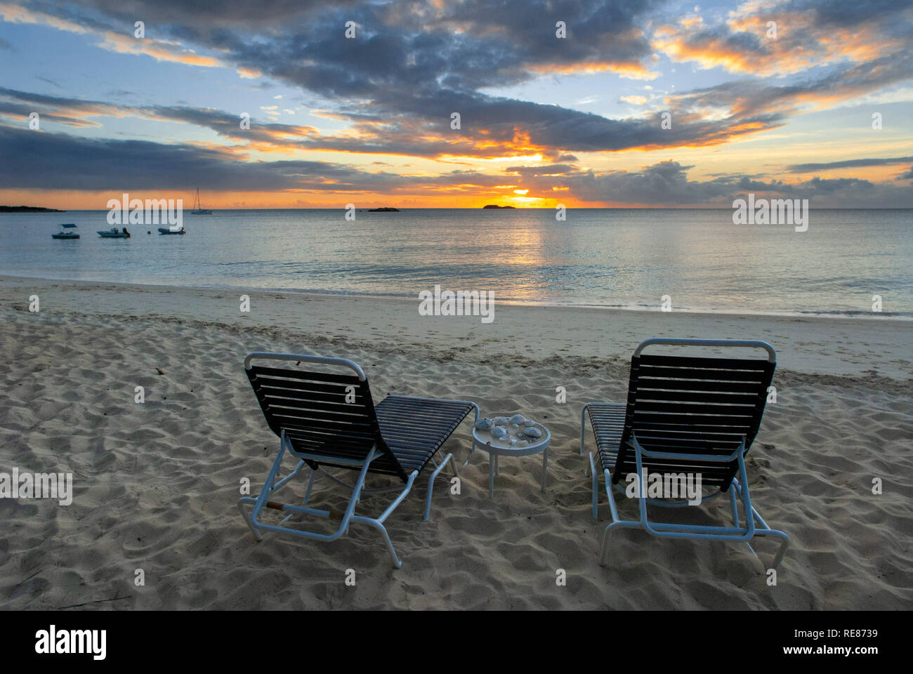 Hängematten am Strand. Cat Island, Bahamas. Hotel Fernandez Bay Village Resort. Stockfoto