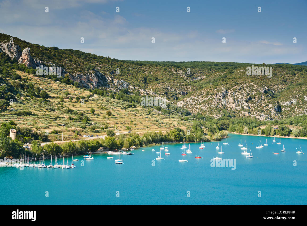 Die Stadt am Ufer des künstlichen See in Frankreich, Provence, See des Heiligen Kreuzes, Schlucht Verdone, azurblauen Wasser des Sees und die Abhänge der Berge Stockfoto