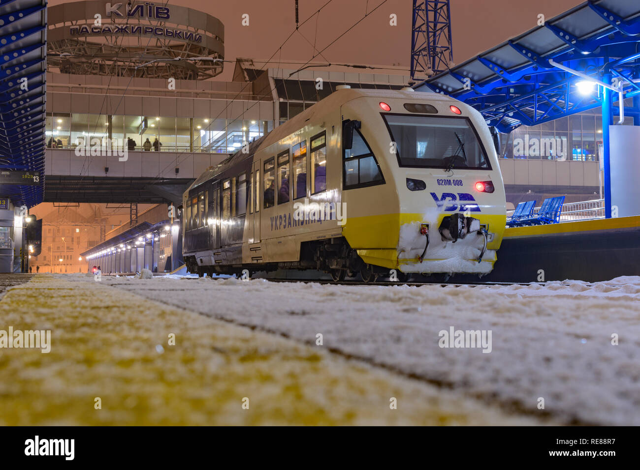 Kiew, Ukraine - Dezember 14, 2018: Renovierte Triebwagen Pesa für die neue Route der Ukrainischen Eisenbahn - Kyiv-Boryspil Flughafen. Stockfoto
