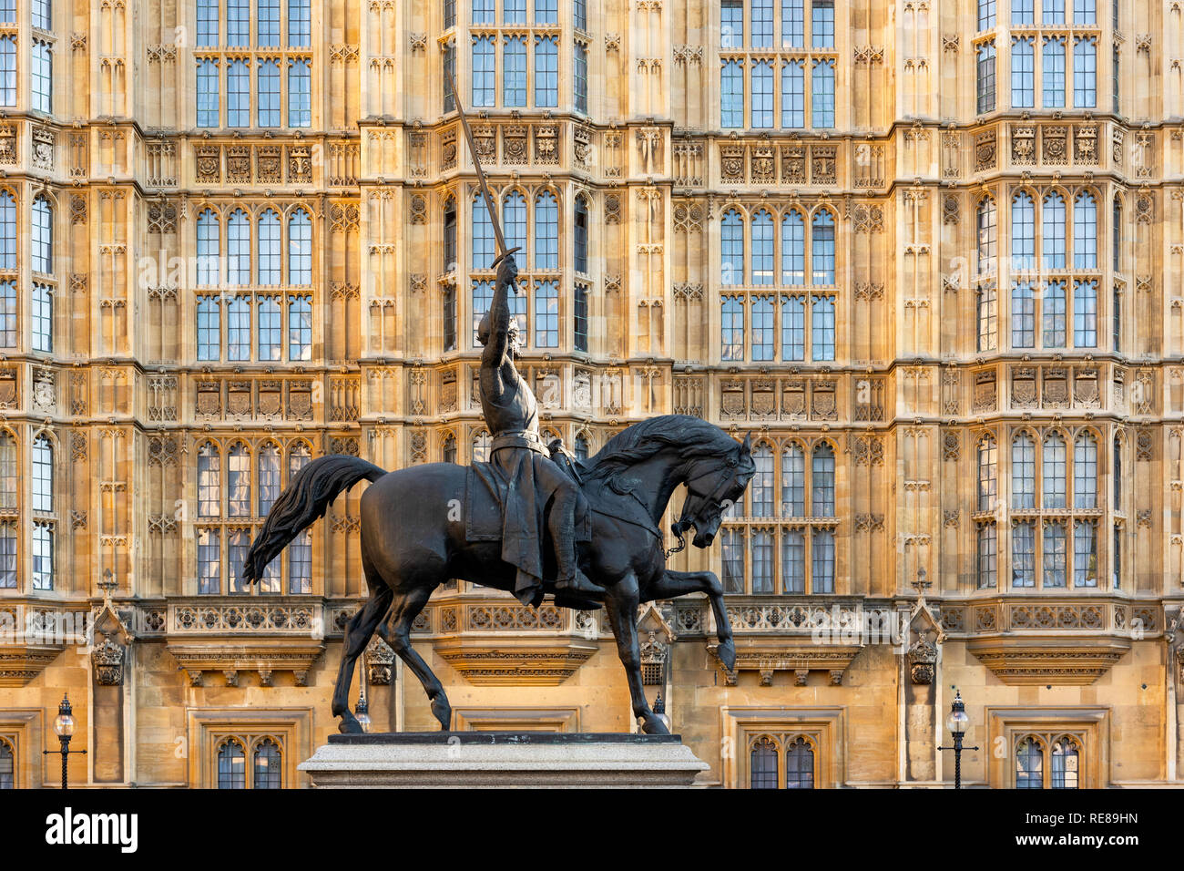 Die Statue von König Richard 1 auf dem Rücken der Pferde vor dem Palast von Westminster, London. Stockfoto