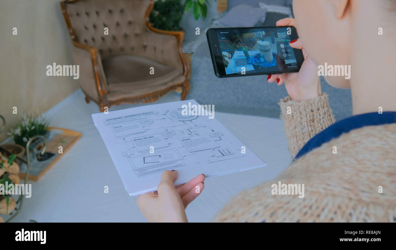 Moskau, Russland - 10 August, 2018. Frau mit Smartphone mit Augmented Reality App - Virtuelle robotergesteuerte Produktion Modul. Zukunft, Produktion, Industrie- und Technologiekonzept Stockfoto