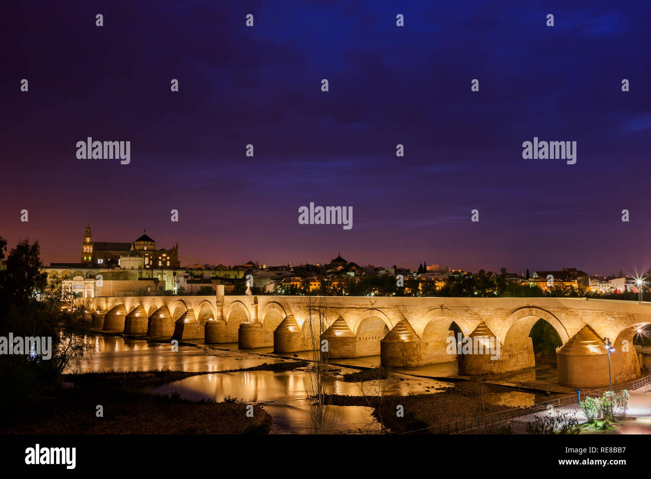 Spanien, Stadt Cordoba, Römische Brücke (Puente Romano) am Guadalquivir bei Nacht Stockfoto