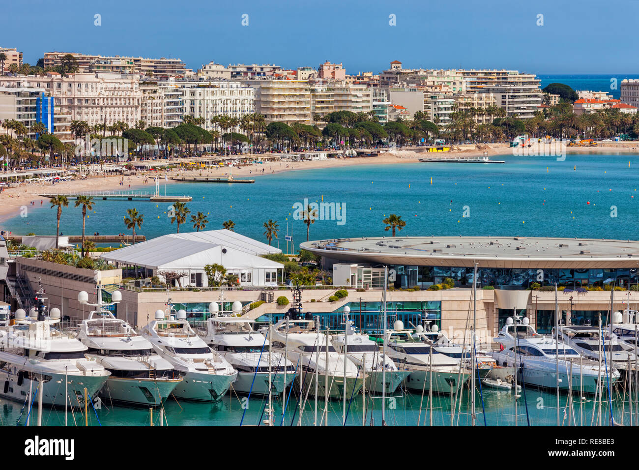 Cannes in Frankreich, die Skyline der Stadt, Bucht und Meer Luxusyachten im Hafen von Cannes auf der Französischen Riviera. Stockfoto