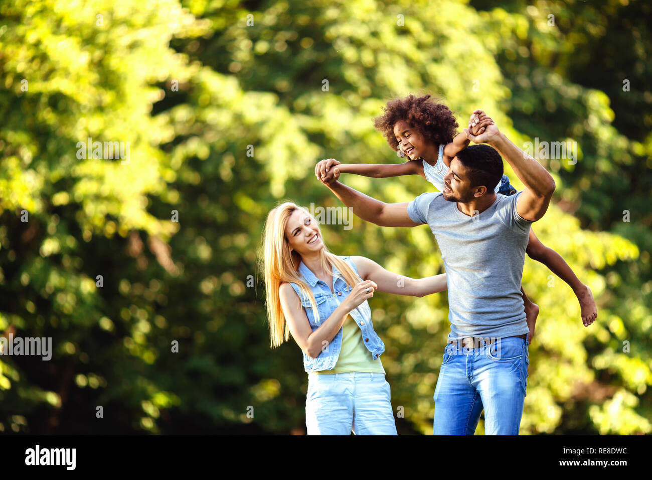 Bild von glückliches junges Paar verbringt Zeit mit ihrer Tochter Stockfoto