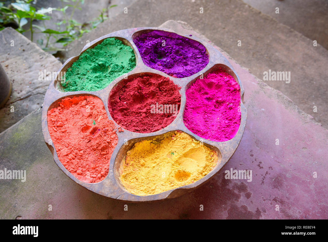 Farbige Pulver für Bindi und Tilaka Kinderschminken, Cochin, Kochi, Kerala, Indien Stockfoto