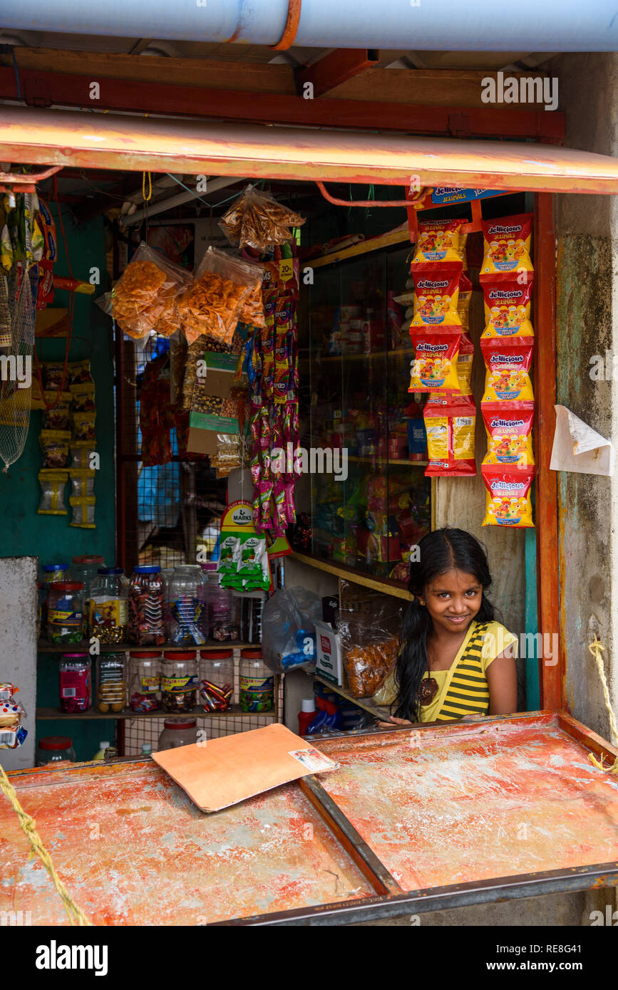 Mädchen in einem Geschäft in Cochin, Kochi, Kerala, Indien Stockfoto