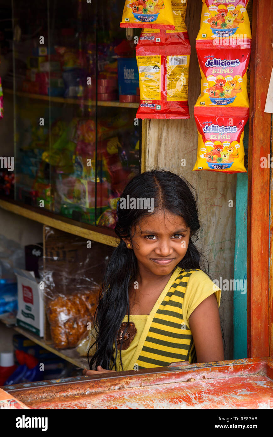 Mädchen in einem Geschäft in Cochin, Kochi, Kerala, Indien Stockfoto