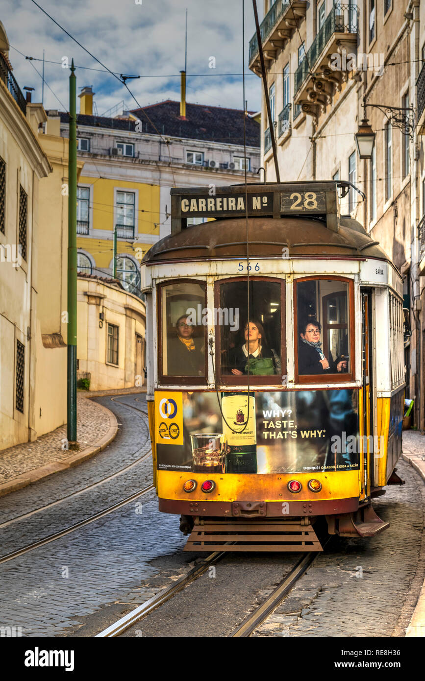 Straßenbahn 28, Alfama, Lissabon, Portugal Stockfoto