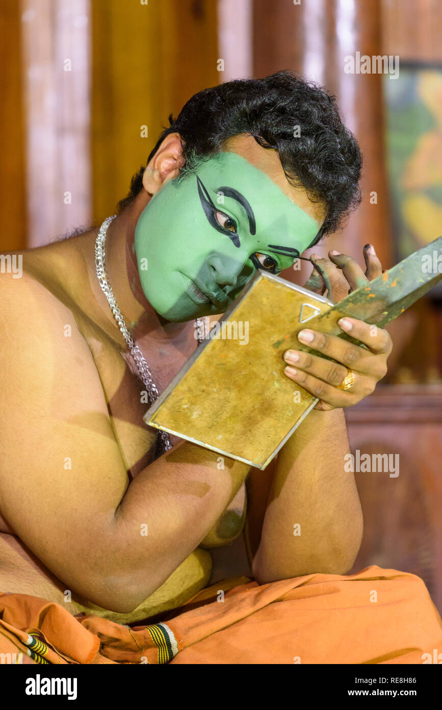 Anwendung Make-up für den traditionellen Spielen/Tanz, Kerala Kathakali Leistung, Cochin Kochi, Kerala, Indien Stockfoto