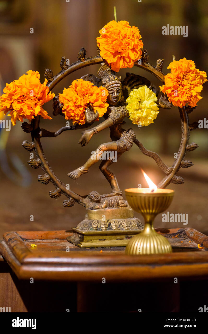 Öl lampe und Hindu statue / Skulptur, traditionellen Spielen/Tanz, Kerala Kathakali Leistung, Cochin Kochi, Kerala, Indien Stockfoto