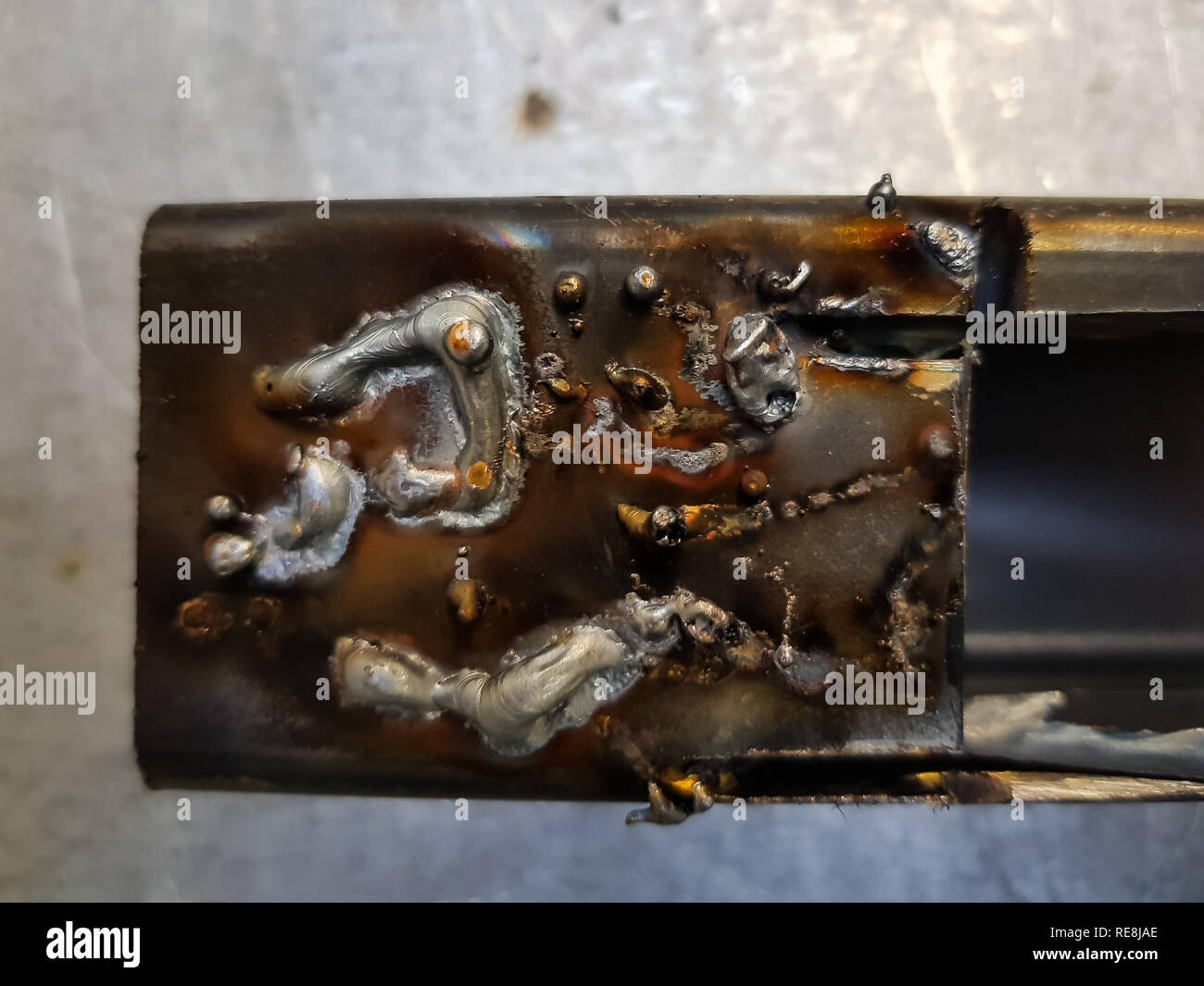 Schweißpunkte auf Rusty brown Steel Bar suchen wie abstrakte Kunst arbeiten Stockfoto