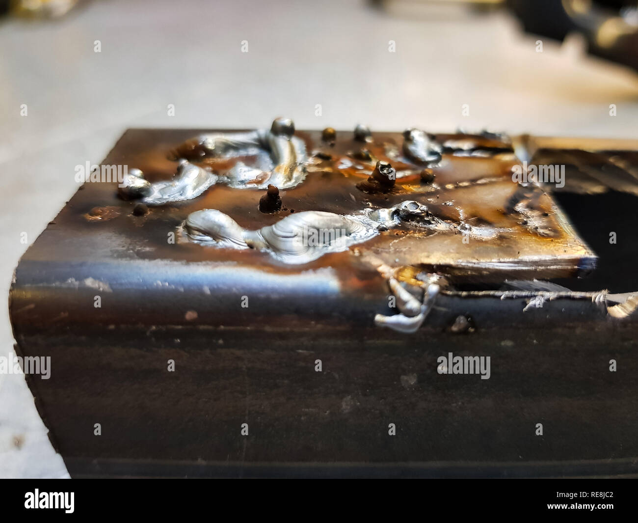 Schweißpunkte auf Rusty brown Steel Bar suchen wie abstrakte Kunst arbeiten Stockfoto