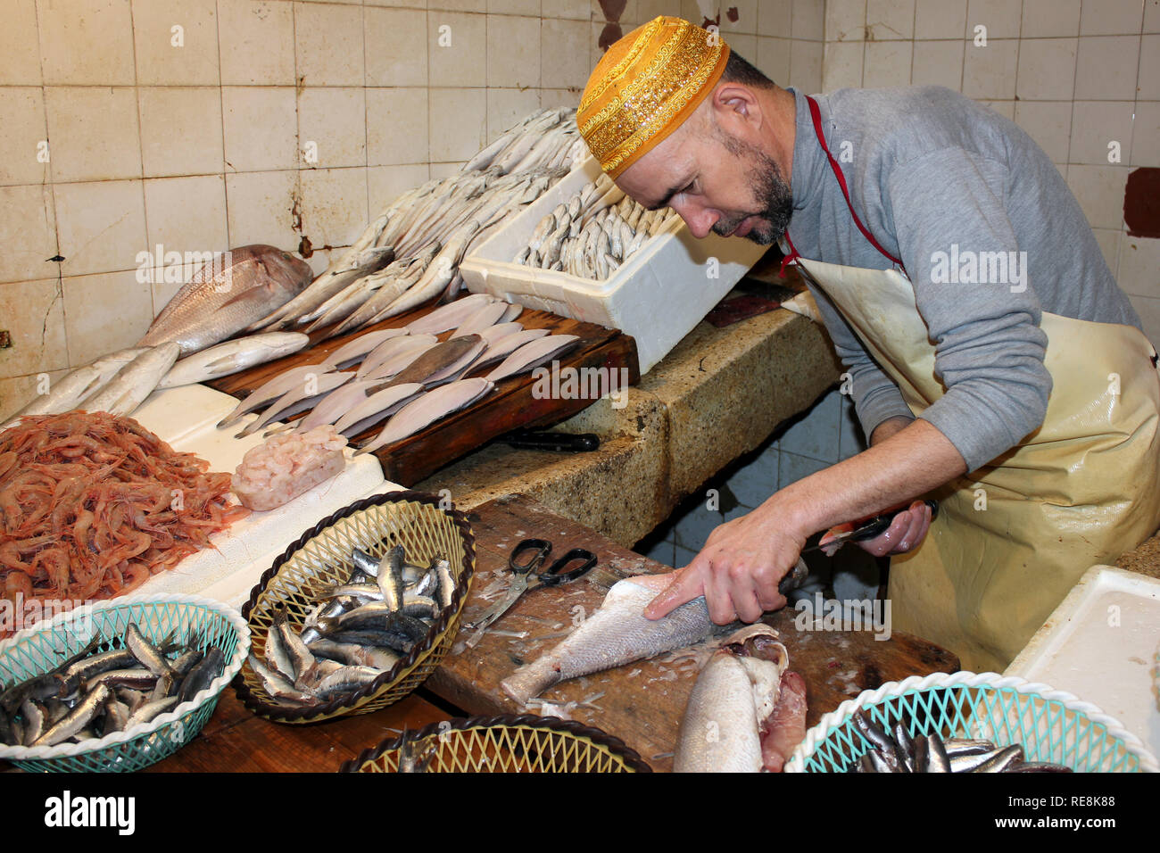 Fischhändler Filetieren Fische in der Medina von Fes, Marokko Stockfoto