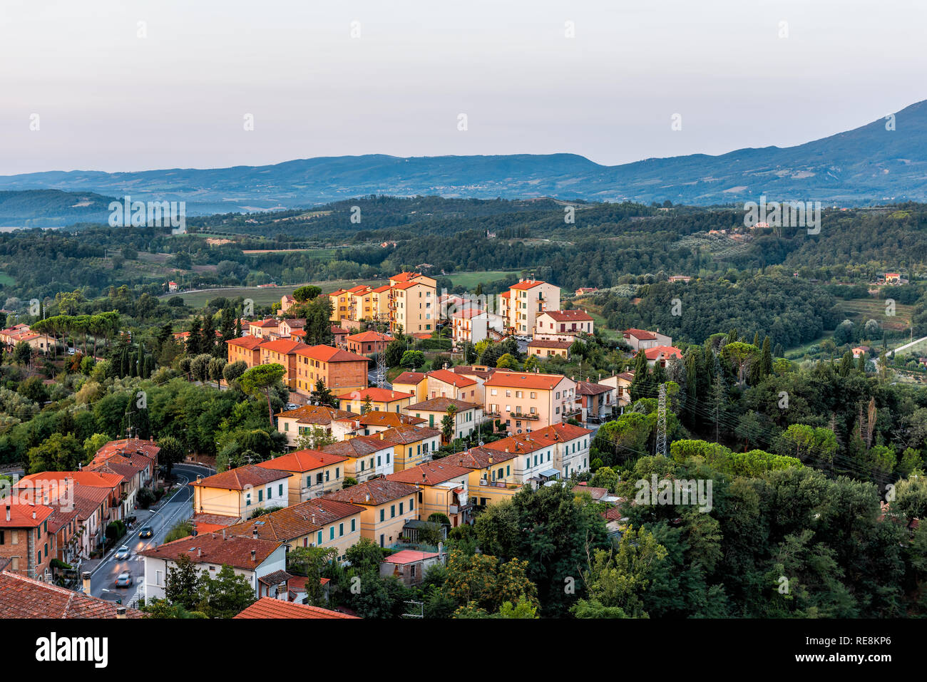 Chiusi Dorf Stadtbild bei Sonnenaufgang in Umbrien Italien mit Straßen und Häuser auf der Dachterrasse Berg Land und sanften Hügeln Stockfoto