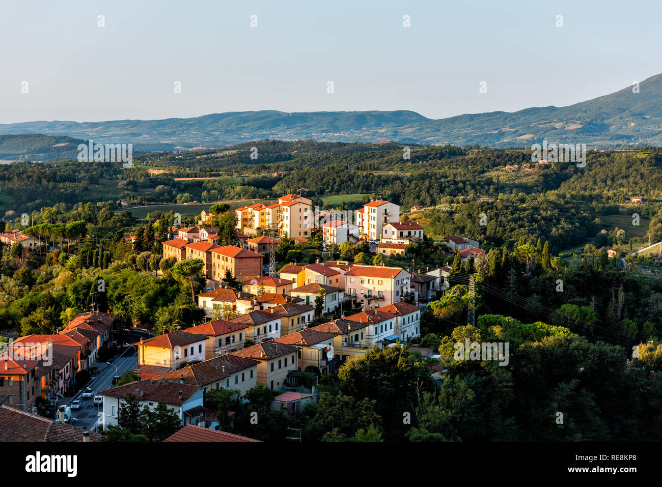 Chiusi Dorf Stadtbild bei Sonnenaufgang in Umbrien Italien Straße Straße Autos und Häuser auf der Dachterrasse Berg Land und sanften Hügeln Stockfoto