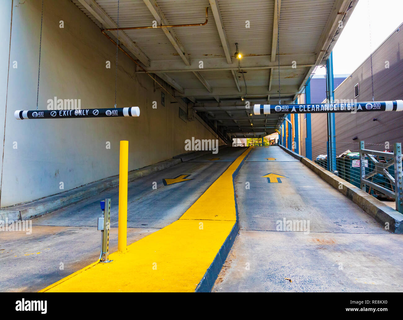 CHARLOTTE, C, USA-1/8"/19: Eingang und Ausgang zu einer multi-Parkhaus in Uptown. Stockfoto