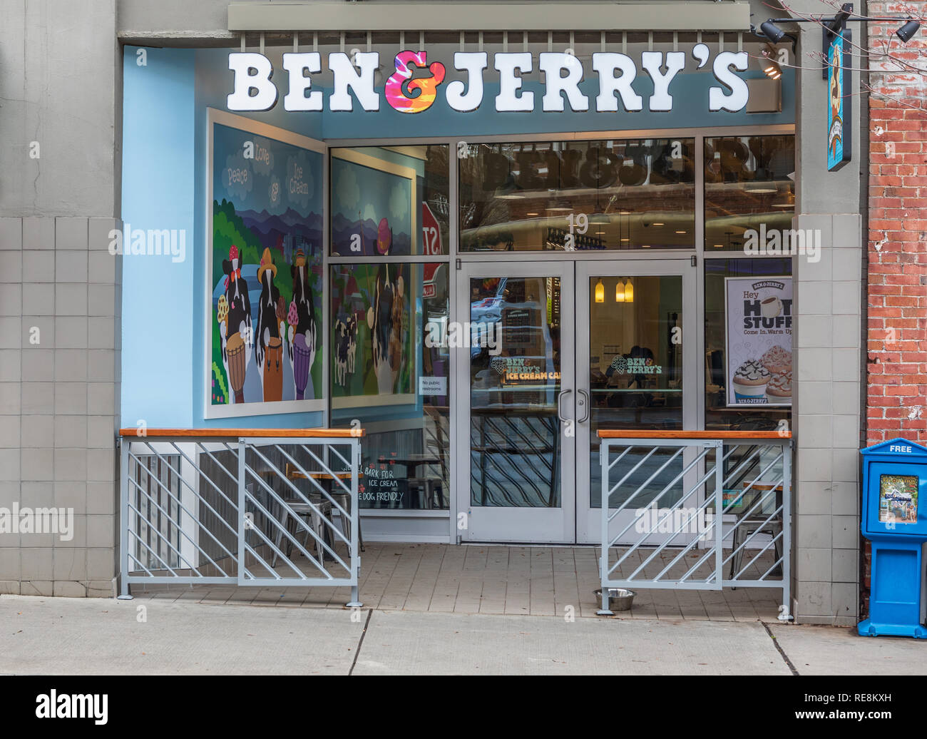 ASHEVILLE, NC, USA -1/18/19: Ben & Jerry's Ice Cream Parlor in der Innenstadt. Stockfoto