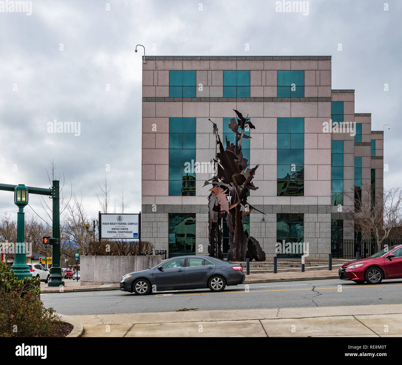 ASHEVILLE, NC, USA -1/18/19: Veach-Baley Bundes Komplex, neben dem US Federal Courthouse. Stockfoto