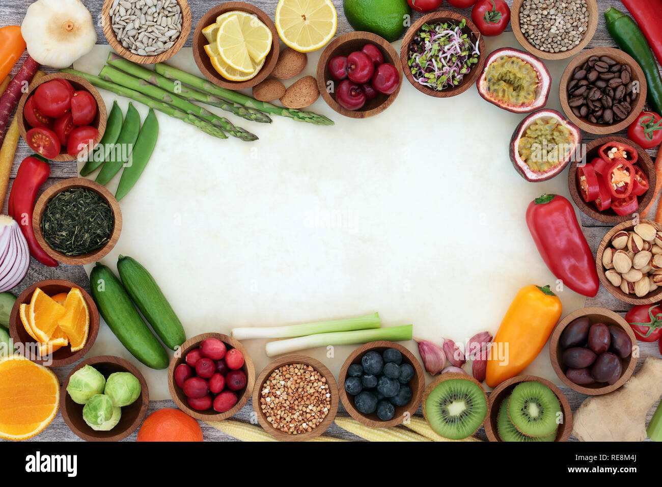 Gesund super essen Hintergrund Grenze auf Pergament mit frischem Fisch, Obst, Gemüse, Samen, Körner, Nüsse, Kräuter und Gewürze. Stockfoto