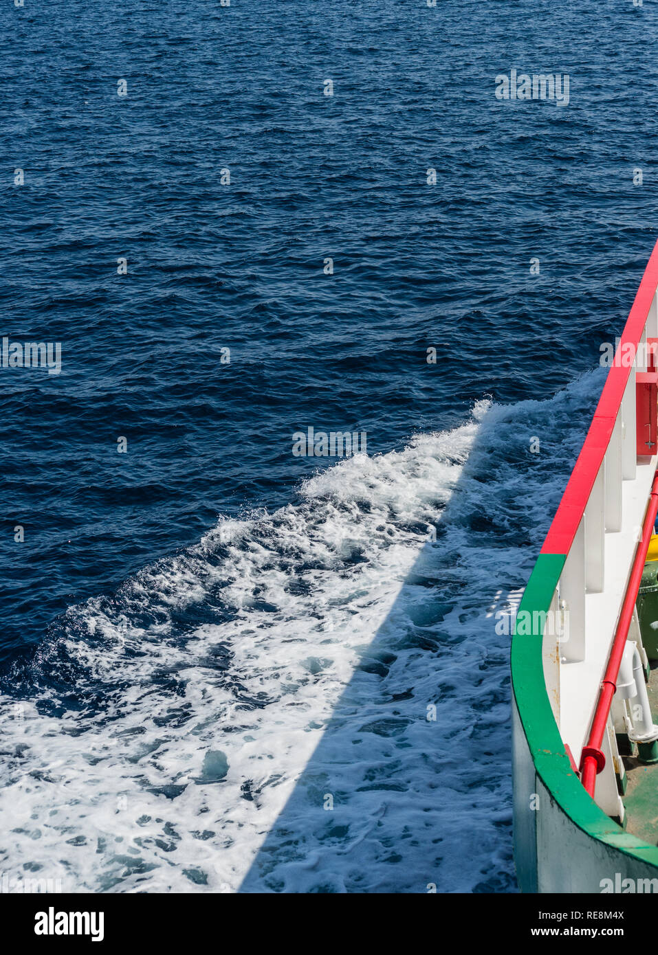 Blick auf das Meer vom Bug aus einer Autofähre über die Meerenge von Messina. Vertikale Ansicht Stockfoto