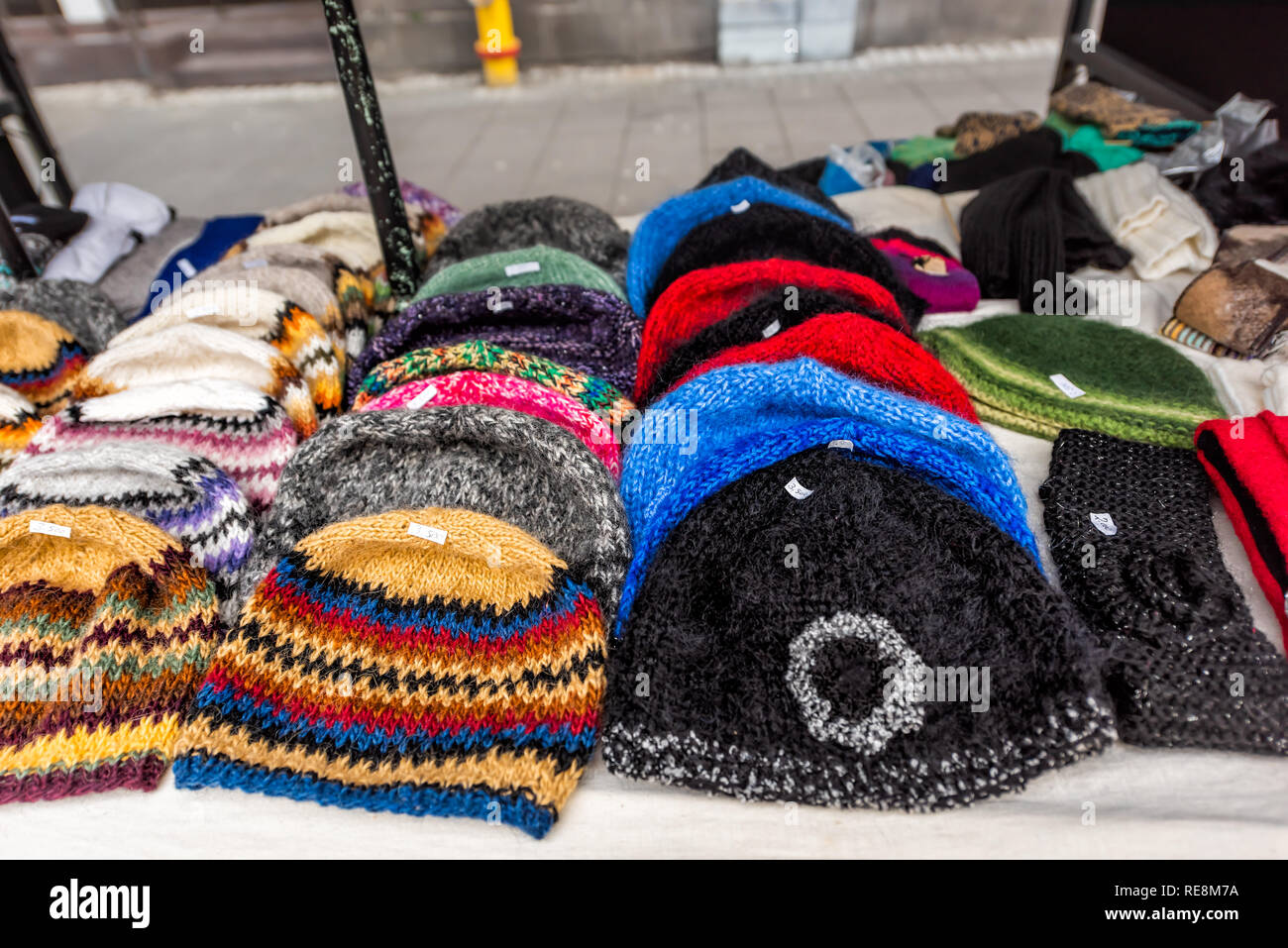 Viele wolle handgefertigte Hüte auf Anzeige in der Straße Markt im Freien mit bunten Muster in Island Sommer, teuren Preis tags Stockfoto