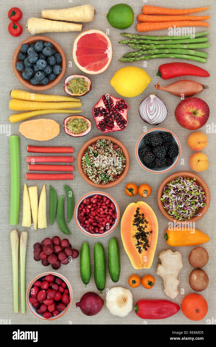 Super Food Konzept für eine gesunde Ernährung mit Obst, Gemüse und Gewürz mit Lebensmittel, die einen hohen Gehalt an Antioxidantien, Anthocyane, Ballaststoffe und Vitamine. Fla Stockfoto