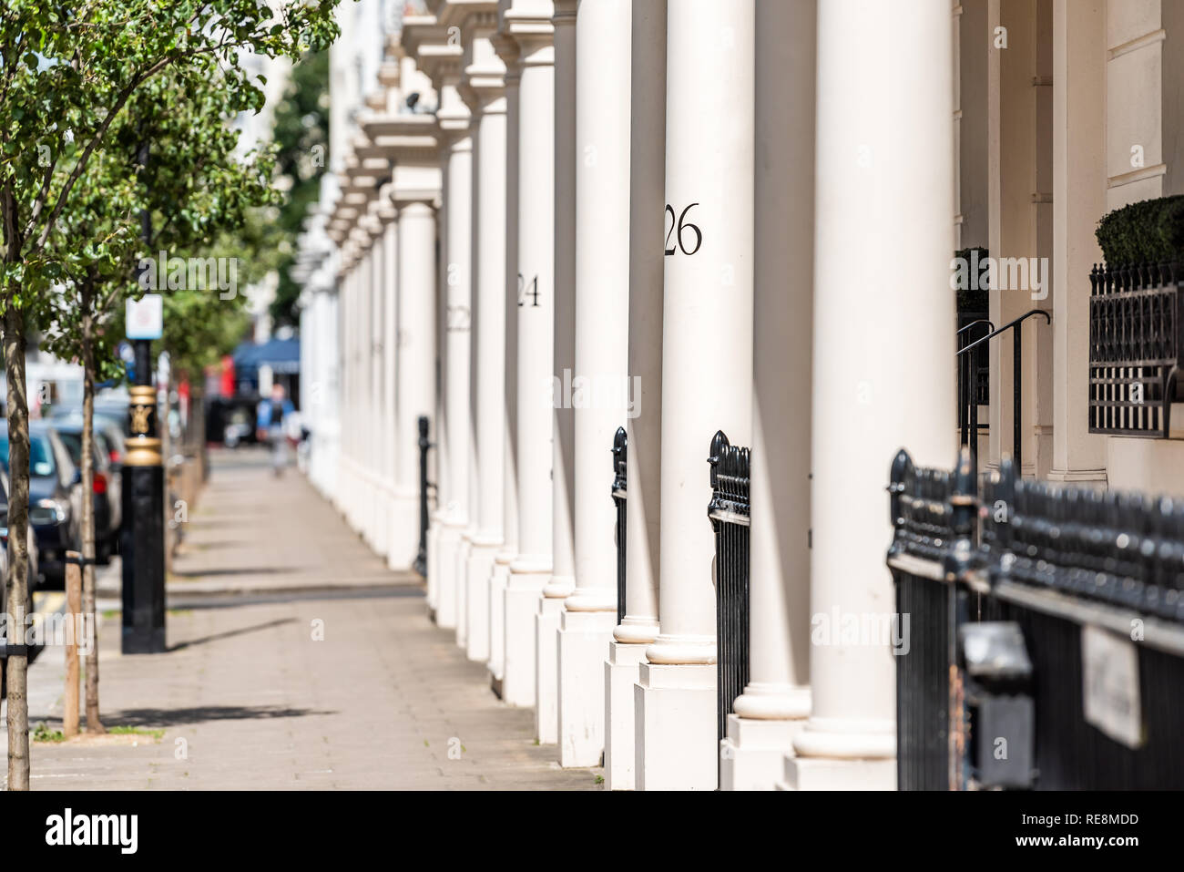 London Nachbarschaft Stadtteil Pimlico mit Gehäuse Gebäude und Zahlen auf Spalten in alten Vintage historischen traditionellen Stil Wohnungen Stockfoto