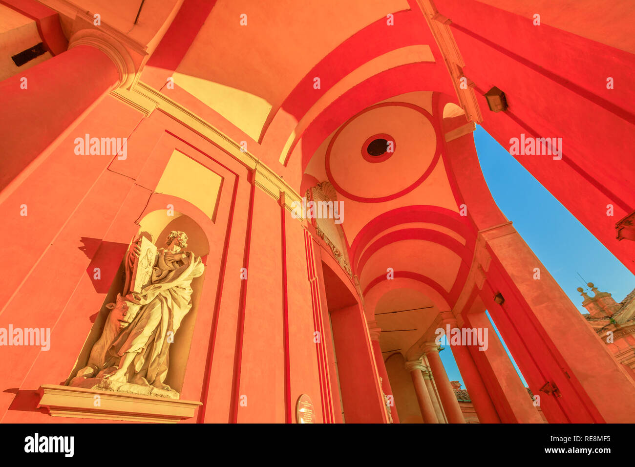 Bologna, Italien - Januar 12, 2018: Unteransicht der Statue des Evangelisten Lukas mit Bull unter den Arkaden des Heiligtum der Madonna di San Luca, alte historische Kirche der Seligen Jungfrau. Stockfoto