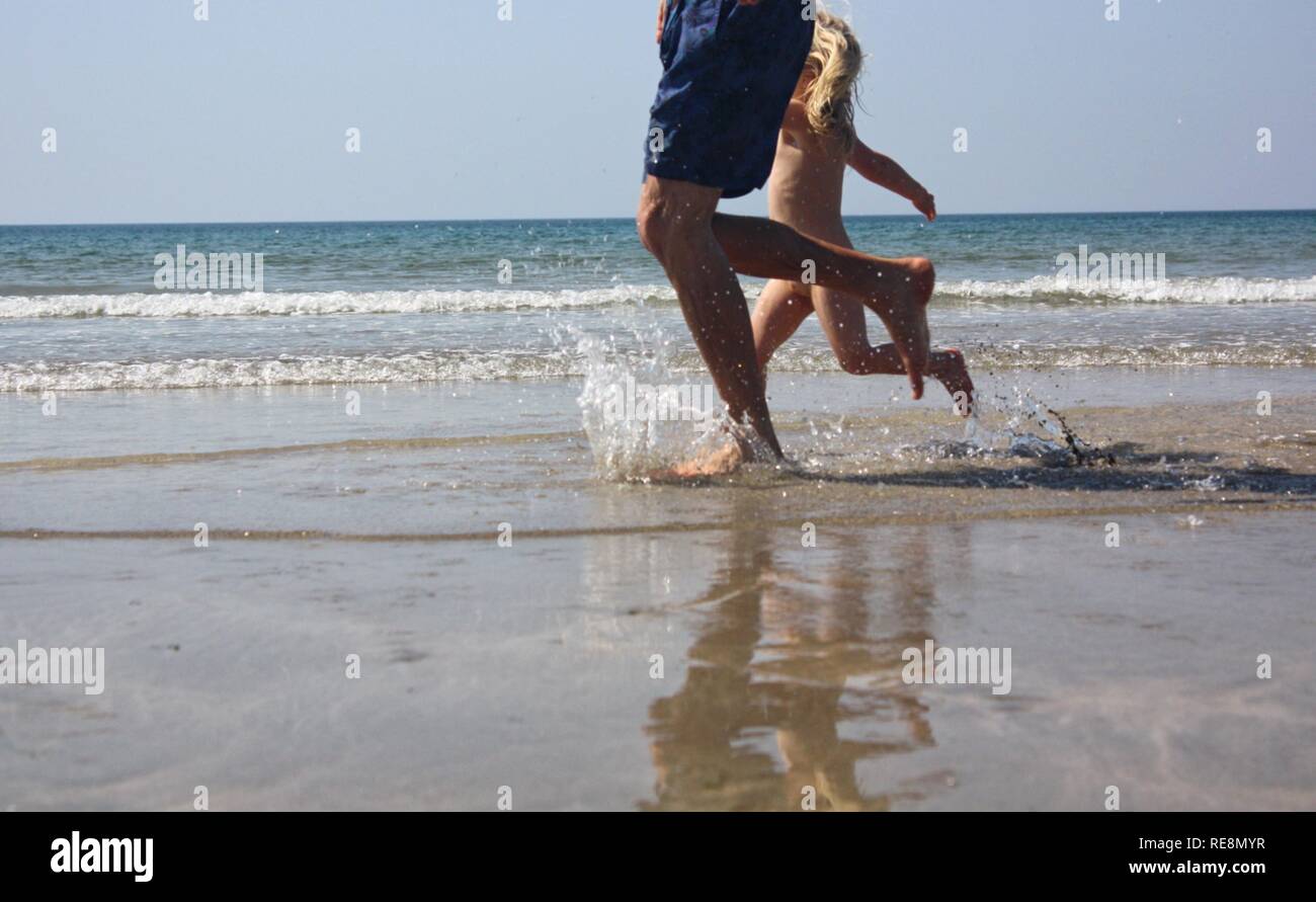 Vater Tochter durch das Meer läuft Stockfoto