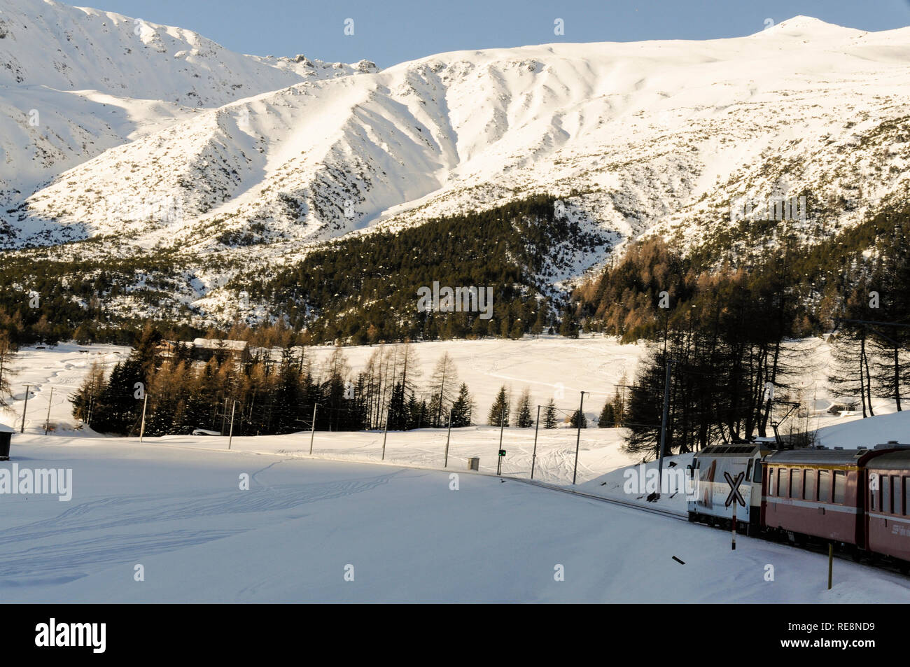 Die davoser Bahn macht steigt den Weg in Richtung Davos von Landquart. Die Rhätische Bahn ist eine Tagesverbindung Transportunternehmen, besitzen die größte n Stockfoto