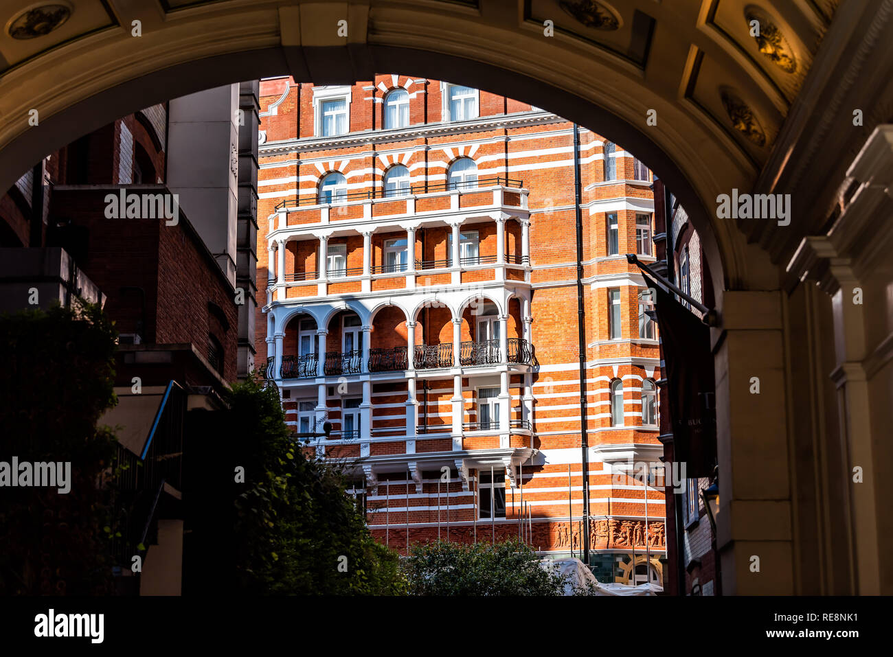 London Grossbritannien 22 Juni 2018 Nachbarschaft Stadtteil Westminster Street Und Alten Wohnungen Ziegelstein Viktorianische Architektur An Einem Sonnigen Tag Mit Farbe Orange Arch Stockfotografie Alamy