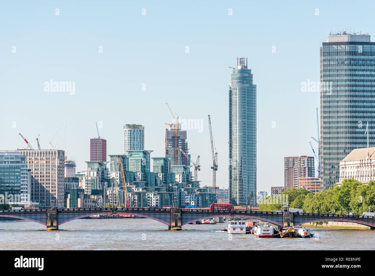 London, Großbritannien, 22. Juni 2018: Stadtbild Nahaufnahme des Thames River Bau und Schiff den Hafen mit der Skyline der Wolkenkratzer Lambeth Brücke Krane während der Summ Stockfoto