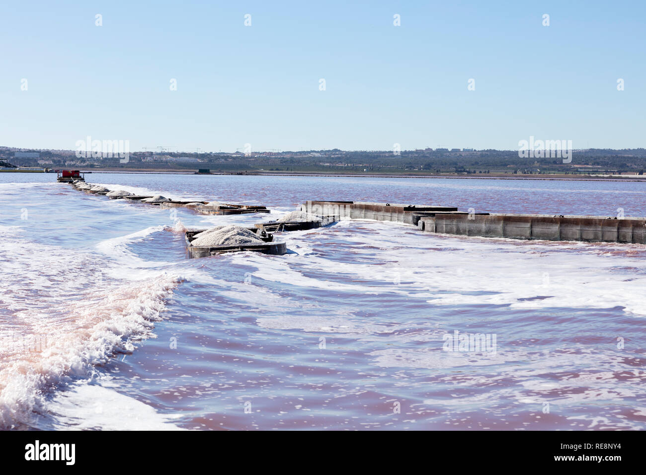 Bargues aus Eisen beladen mit viel grobem Salz nur von der Lagune extrahiert Stockfoto