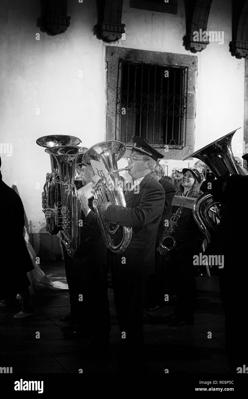 Braga, Portugal - April 1, 2010: Brass Band spielen während der religiösen Prozession von Ecce Homo, der Karwoche (hohe ISO-Foto) Stockfoto