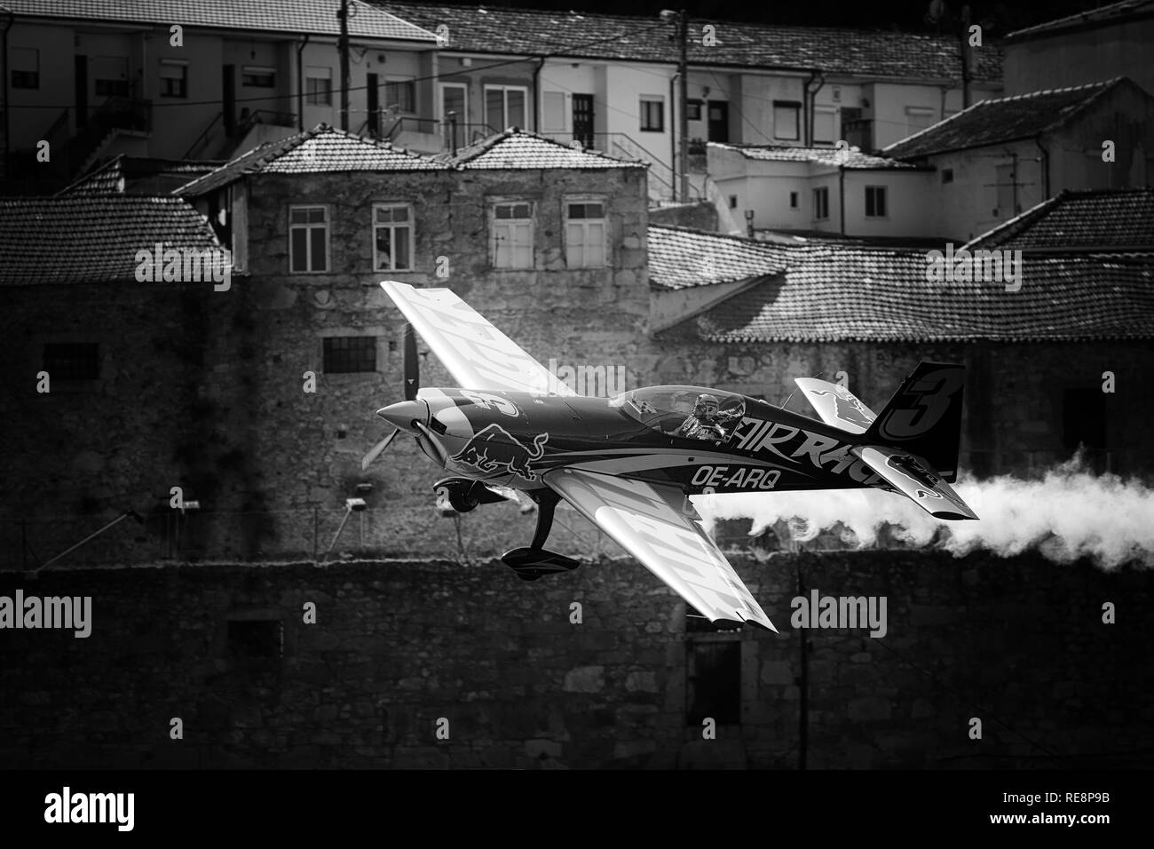 Porto, Portugal, September 1, 2017: Red Bull Air Race. Tag der Ausbildung. Flugzeug in einem engen Handlungsspielraum auf der Vila Nova de Gaia Bank auf den Fluss Douro. Stockfoto