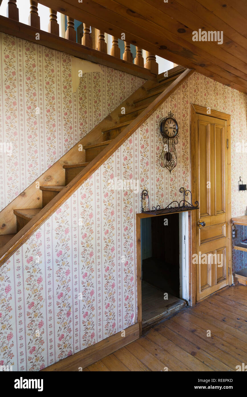 Treppe Im Wohnzimmer - minimalistisches Interieur