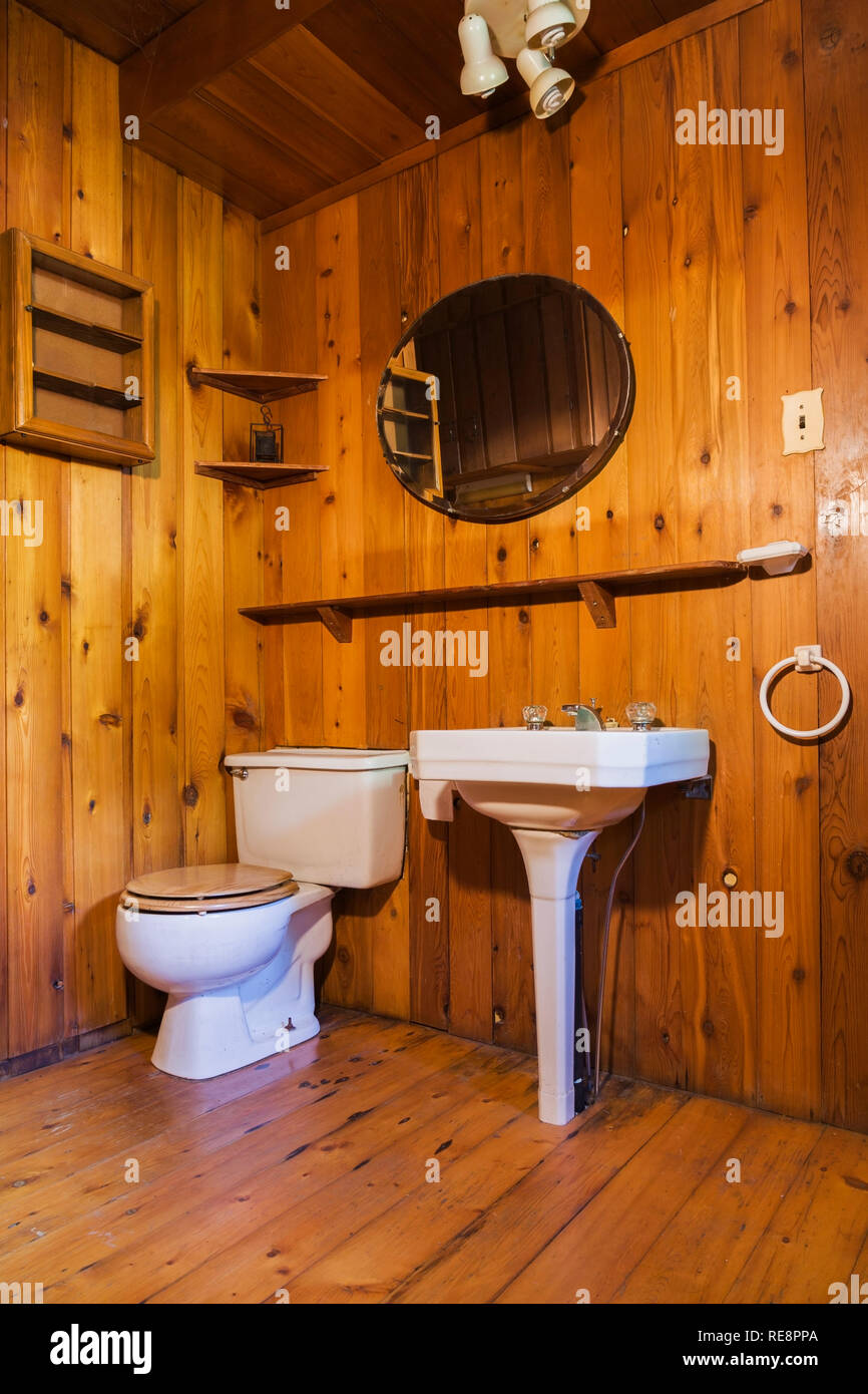 Weißer Sockel Waschbecken, WC im Badezimmer mit Beplankten Holz Boden, Decke  und Wände innerhalb eines alten 1807 Canadiana Stil fieldstone Home  Stockfotografie - Alamy