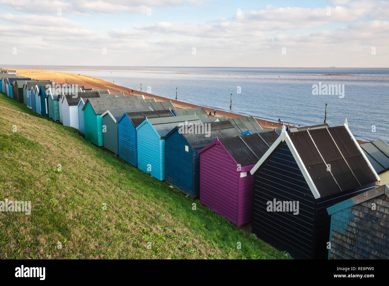 Reihe der Umkleidekabinen am Strand entlang der Küste von felixstowe Suffolk UK Stockfoto